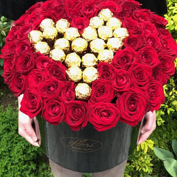 Букет Земфира с красными розами и конфетами - фото 1