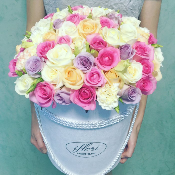 Букет Тианна с розами в шляпной коробке - фото 1
