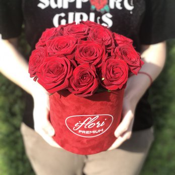 Букет Наоми комплимент с красными розами в шляпной коробке купить