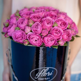 Букет Хлоя с пионовидной розой в черной шляпной коробке - фото 1