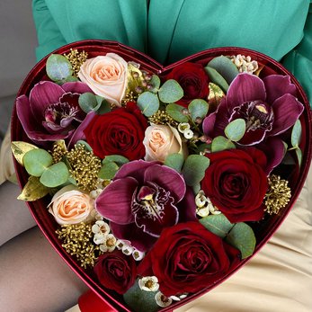 Красное сердце с цветами и клубникой с конфетами - фото 2