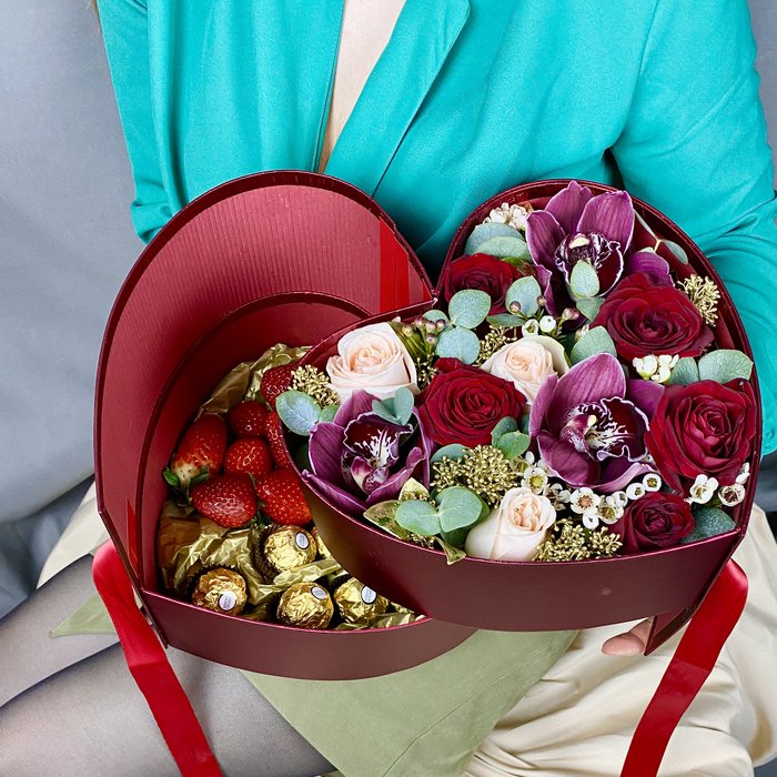 Красное сердце с цветами и клубникой с конфетами - фото 1