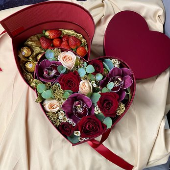 Красное сердце с цветами и клубникой с конфетами - фото 3