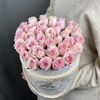 Букет Эмилия с розовой розой в коробке - фото 1