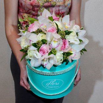 Букет Ариана с розами и орхидеей в шляпной коробке купить