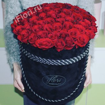 Букет Пелагея с красными розами в черной шляпной коробке - фото 1