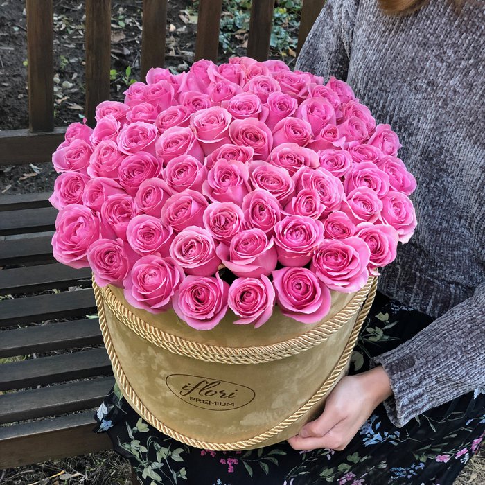 Букет из роз Дженна в замшевой шляпной коробке - фото 1