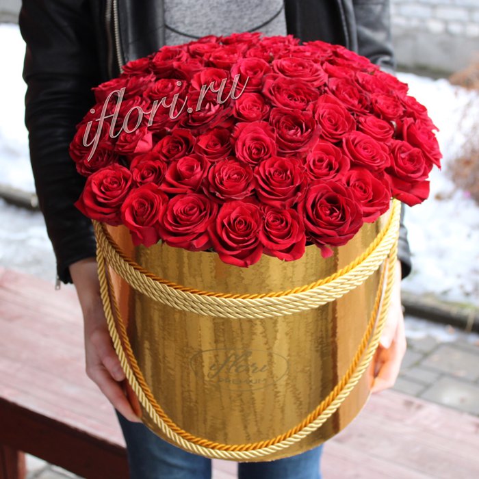 101 красная роза в золотой шляпной коробке - фото 1