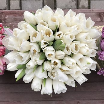 Букет Матрёна с белыми тюльпанами в шляпной коробке - фото 2