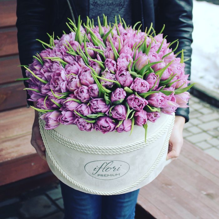 Букет Ника с тюльпанами в шляпной коробке - фото 1