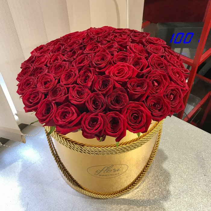 101 красная роза в золотой шляпной коробке - фото 2