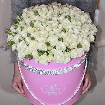 Букет Юла с белыми кустовыми розами в шляпной коробке - фото 1