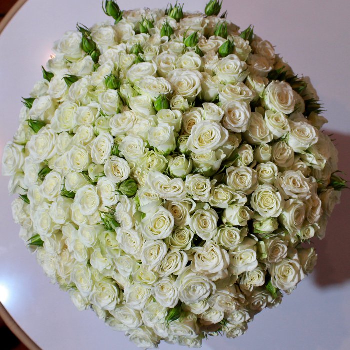Букет Юла с белыми кустовыми розами в шляпной коробке - фото 2
