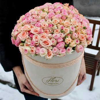 Букет Памела с кустовыми розами в шляпной коробке - фото 1