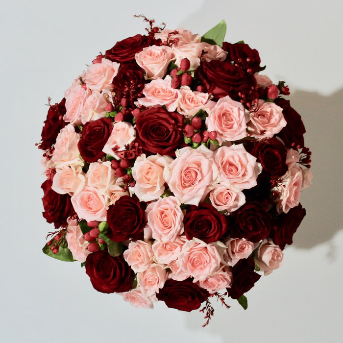 Букет Марго с красными и бежевыми розами в шляпной коробке - фото 2
