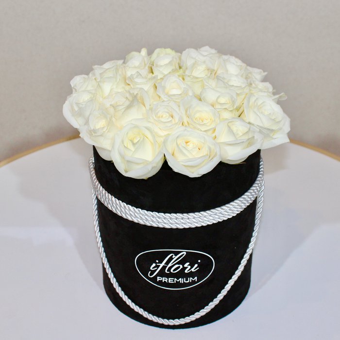 Букет Эмбер с белыми розами в шляпной коробке - фото 1