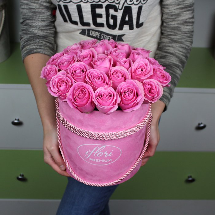 Букет Барби с розовыми розами в шляпной коробке - фото 5