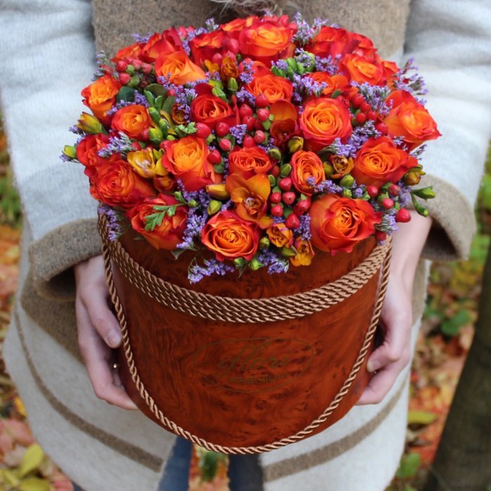 Букет Джессика с розами и сезонными ягодами в матовой шляпной коробке - фото 1