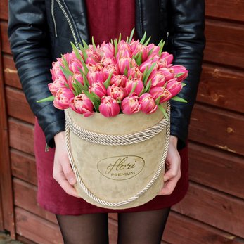 Букет Весна с тюльпанами в шляпной коробке - фото 1