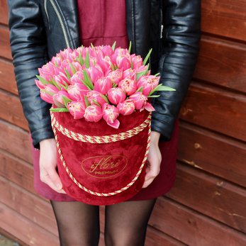 Букет Мадина с тюльпанами в красной шляпной коробке купить