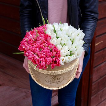 Букет Дабл Микс с розовыми и белыми тюльпанами в шляпной коробке купить