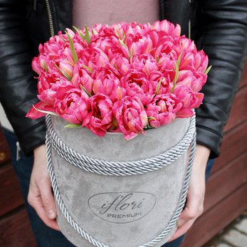Букет Майя с розовыми тюльпанами в шляпной коробке купить
