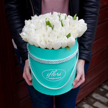 Букет Матрёна с белыми тюльпанами в шляпной коробке купить