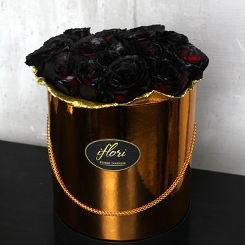 Букет Оскар с черными розами в золотой шляпной коробке - фото 1