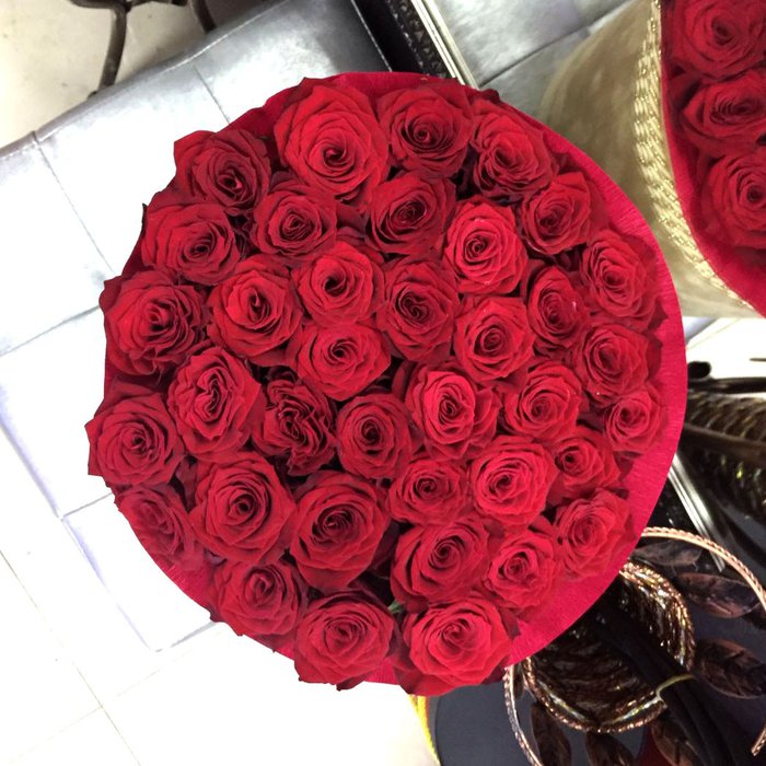 Букет Виктория с красными розами в шляпной коробке - фото 2