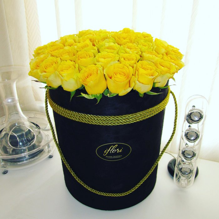 Букет Джина с жёлтыми розами в черной шляпной коробке - фото 1