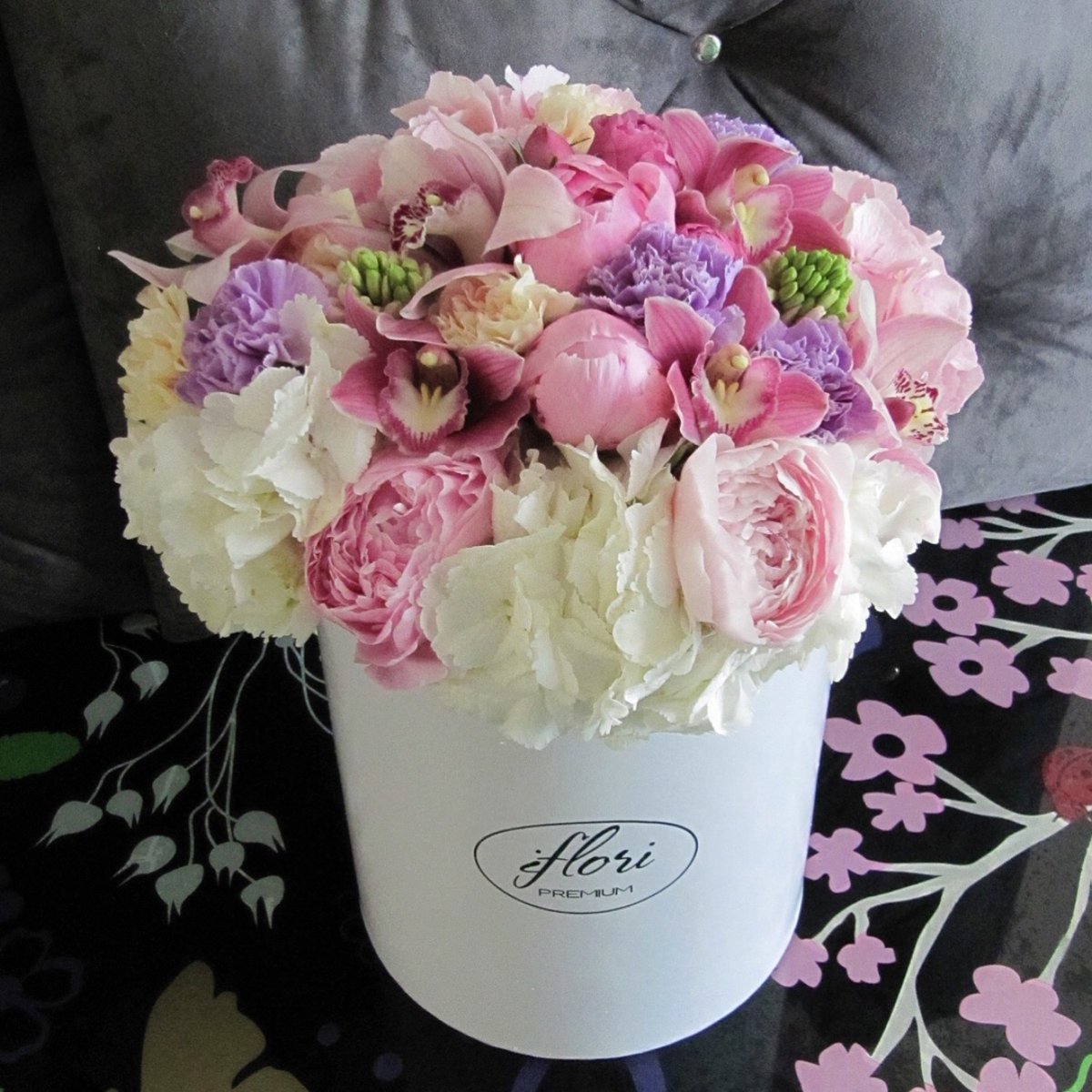 Букет цветов Алиса с итальянскими пионами в шляпной коробке купить с  доставкой в Москве