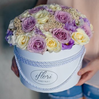 Букет Виолет с белыми и фиолетовыми розами в шляпной коробке купить