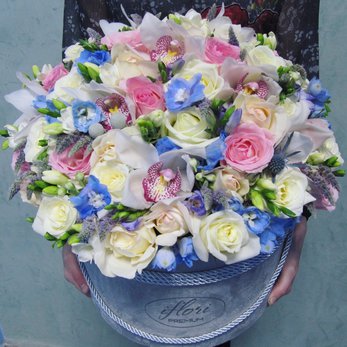 Букет Бриджет с розами и орхидеями в шляпной коробке - фото 1