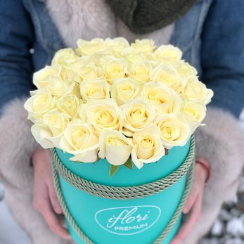 Букет Монтана с белыми розами в шляпной коробке - фото 1