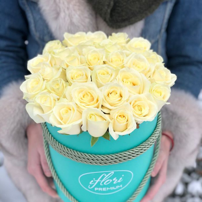 Букет Монтана с белыми розами в шляпной коробке - фото 1