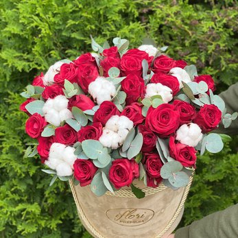 Букет Севастиана с красными розами - фото 1