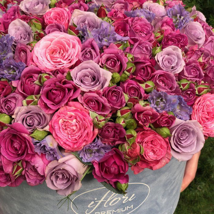 Букет Иулита с кустовыми розами в шляпной коробке - фото 2