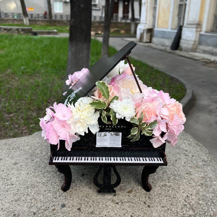 Цветочная композиция Музыка любви в рояле - фото 3